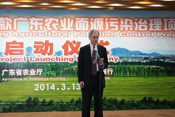 世界银行亚太区可持续发展局副局长舒义恩在启动仪式上发言