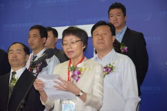 广东大华农动物保健品股份有限公司总裁陈瑞爱代表企业发言
