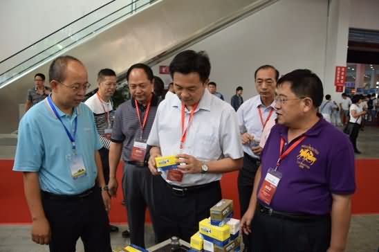 广东省农业厅副厅长郑会典等了解正典的球虫苗