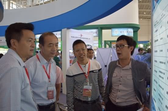 广东省农业厅副厅长郑会典等在北沙制药展位合影