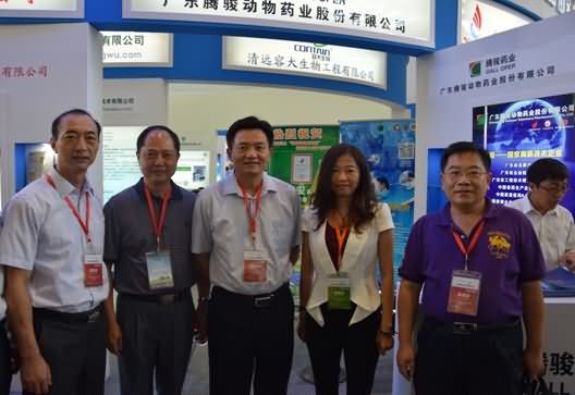 广东省农业厅副厅长郑会典等在广东腾骏展位合影