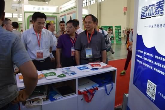 广东省农业厅副厅长郑会典等在海纳川展位合影