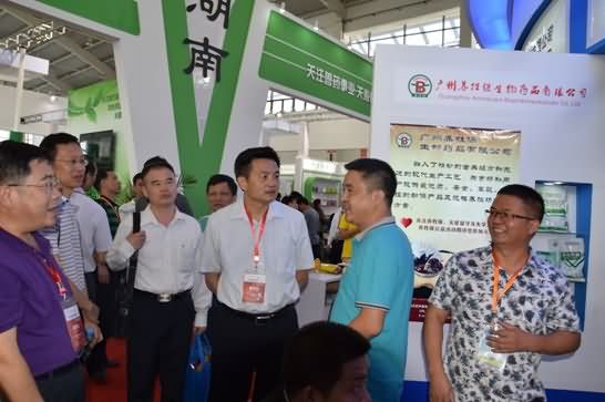 广东省农业厅副厅长郑会典等在养生宝展位合影