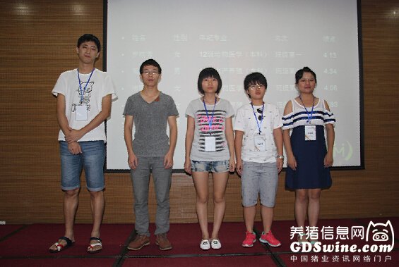 随后,联谊会进行了奖学金、助学金和征文比赛的颁奖仪式。